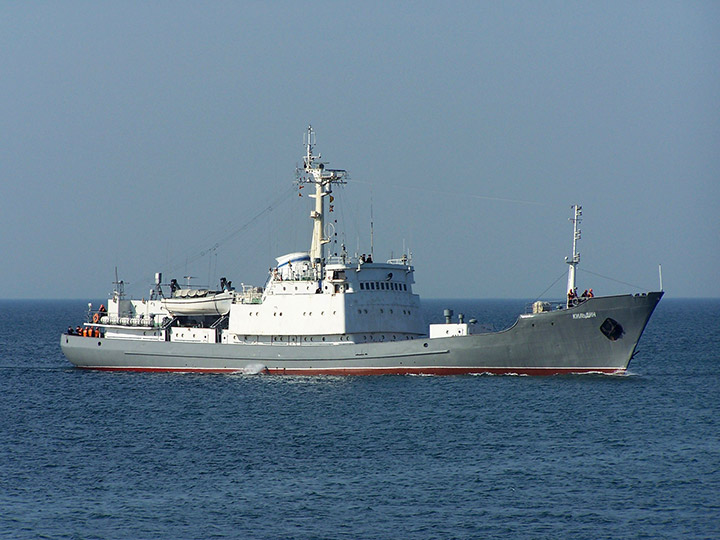 Разведывательный корабль "Кильдин" заходит в Севастопольскую бухту