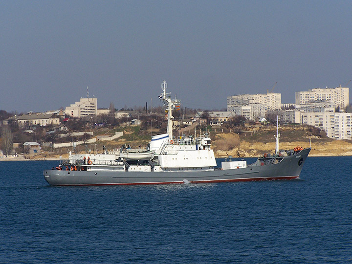 Разведывательный корабль "Кильдин" в Севастопольской бухте