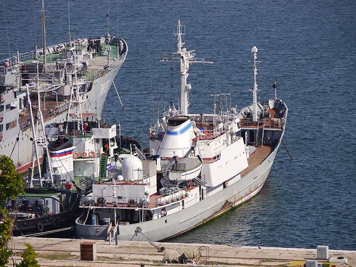 Разведывательный корабль "Кильдин" на Угольном причале, Севастополь