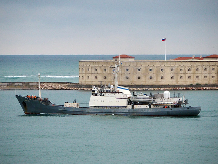 Разведывательный корабль "Кильдин" ЧФ РФ уходит в море