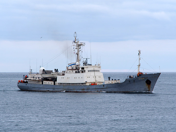 Разведывательный корабль "Кильдин" возвращается в Севастополь с боевой службы