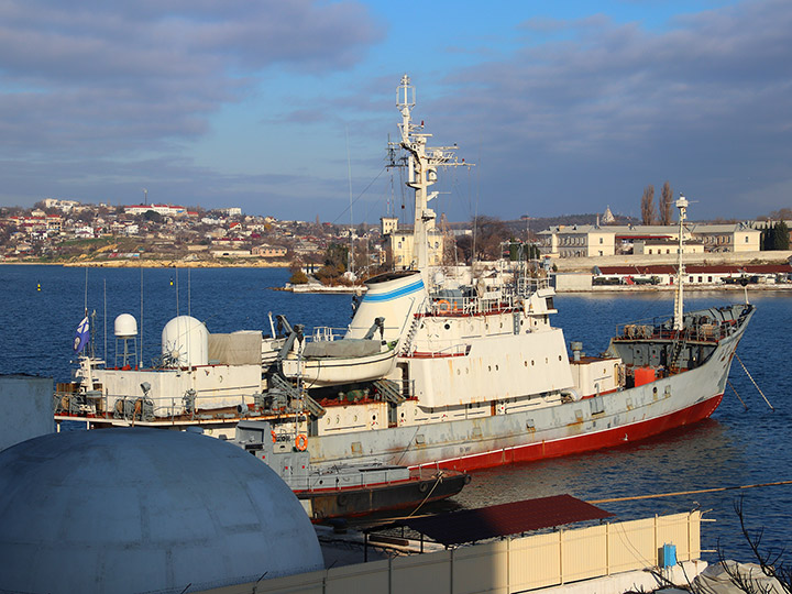 Разведывательный корабль "Кильдин" в Южной бухте, Севастополь