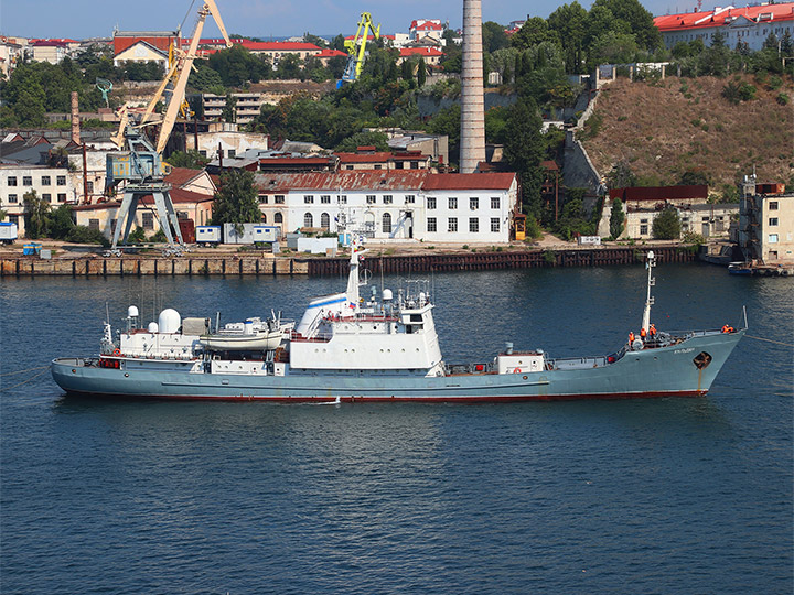 Разведывательный корабль "Кильдин" в Южной бухте Севастополя