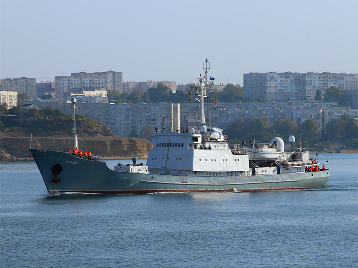 Разведывательный корабль "Кильдин" выходит из Севастопольской бухты