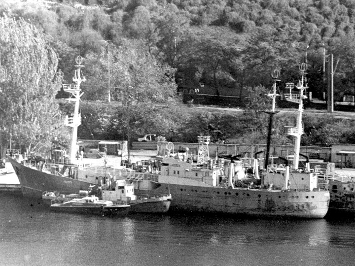 Малый разведывательный корабль "Ладога" после списания в Южной бухте Севастополя