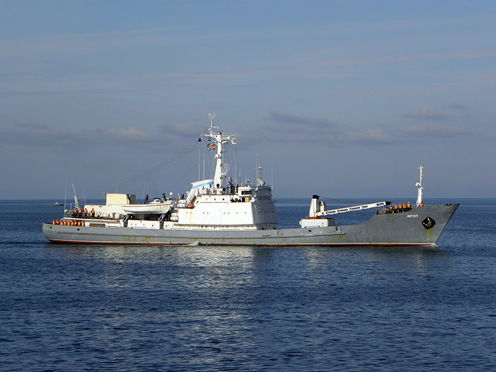Разведывательный корабль "Лиман" заходит в Севастопольскую бухту