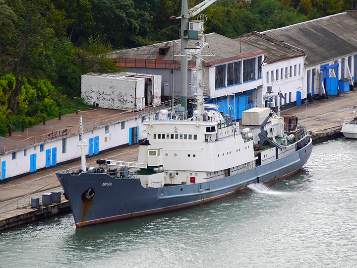 Разведывательный корабль "Лиман" у причала 13-го судоремонтного завода