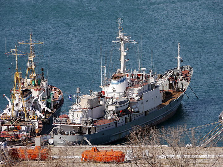 Разведывательный корабль "Лиман" у Угольного причала, Севастополь