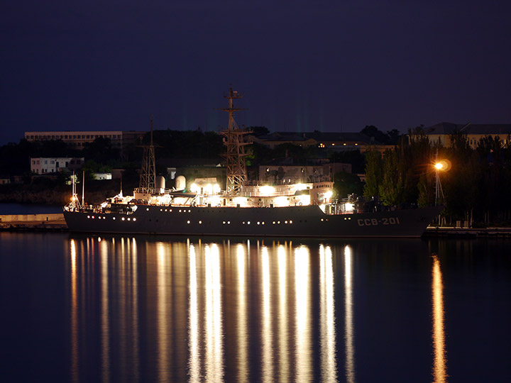 Разведывательный корабль "Приазовье" - вид ночью на корабль
