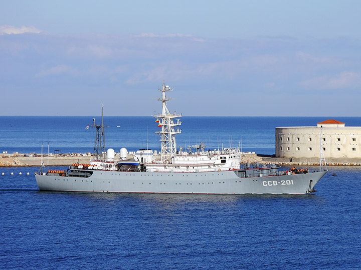 Разведывательный корабль "Приазовье" заходит в Севастопольскую бухту