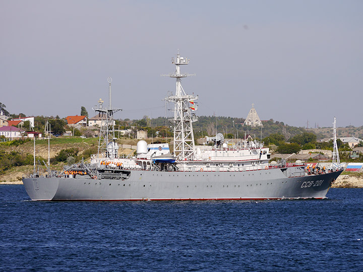 Разведывательный корабль "Приазовье" в Севастопольской бухте