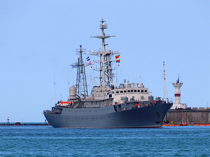 Разведывательный корабль "Приазовье" Черноморского флота заходит в Севастопольскую бухту
