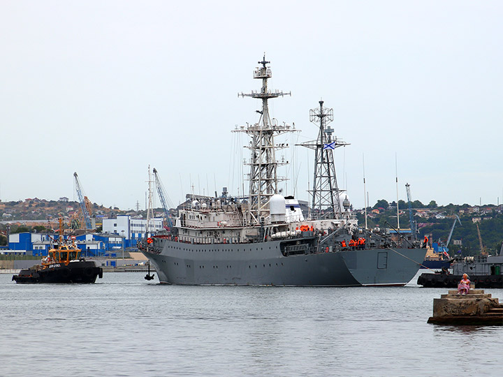 Разведывательный корабль "Приазовье" - буксировка в Севастопольской бухте
