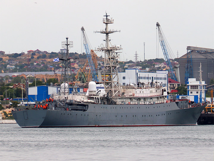 Разведывательный корабль "Приазовье" в Севастопольской бухте