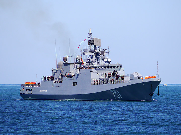 Сторожевой корабль "Адмирал Эссен" на подходе к Севастополю