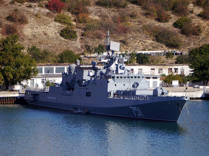 Сторожевой корабль "Адмирал Эссен" у причала в Севастополе