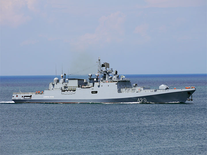 Сторожевой корабль "Адмирал Эссен" заходит в Севастопольскую бухту