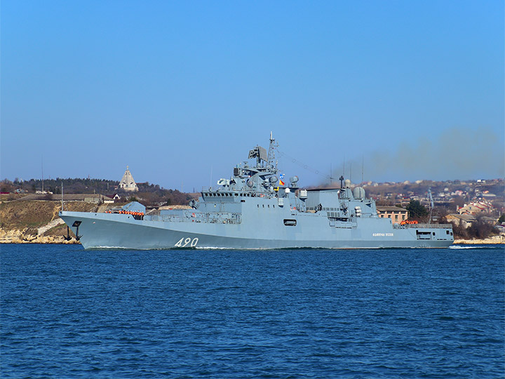 Фрегат "Адмирал Эссен" на ходу в Севастопольской бухте