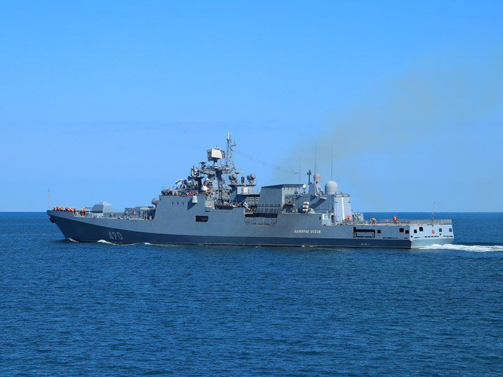 Фрегат "Адмирал Эссен" Черноморского флота уходит в море