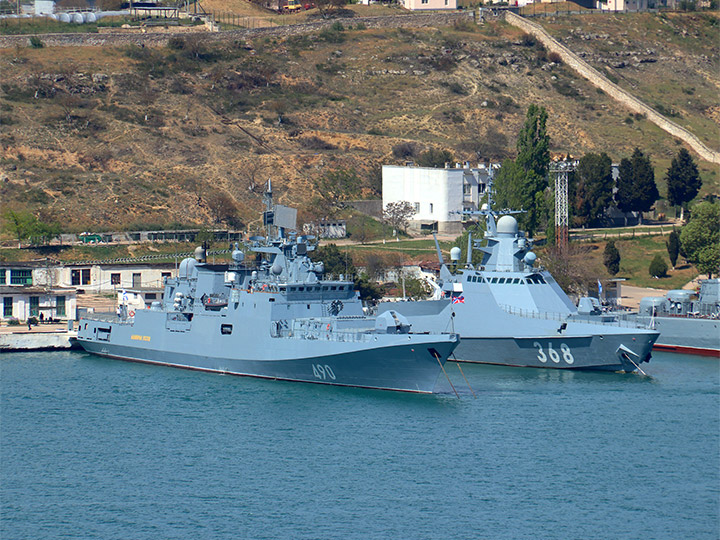 Admiral Essen frigate and Vasily Bykov patrol ship in Sevastopol