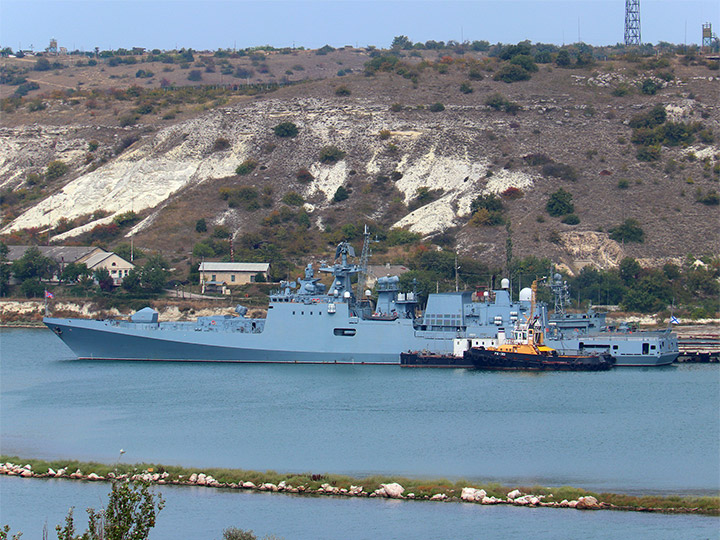 Frigate Admiral Essen of the Black Sea Fleet on bunkering