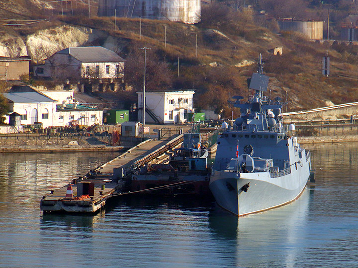 Frigate Admiral Essen of the Black Sea Fleet on bunkering