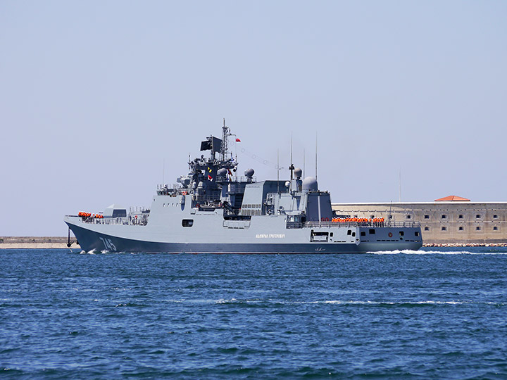 Фрегат "Адмирал Григорович" проходит Константиновскую батарею, Севастополь