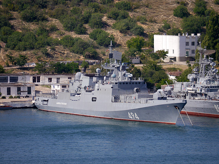 Сторожевой корабль "Адмирал Григорович" у причала в Севастополе