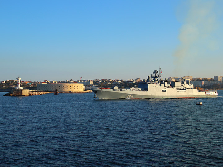 Фрегат "Адмирал Григорович" на выходе из Севастопольской бухты