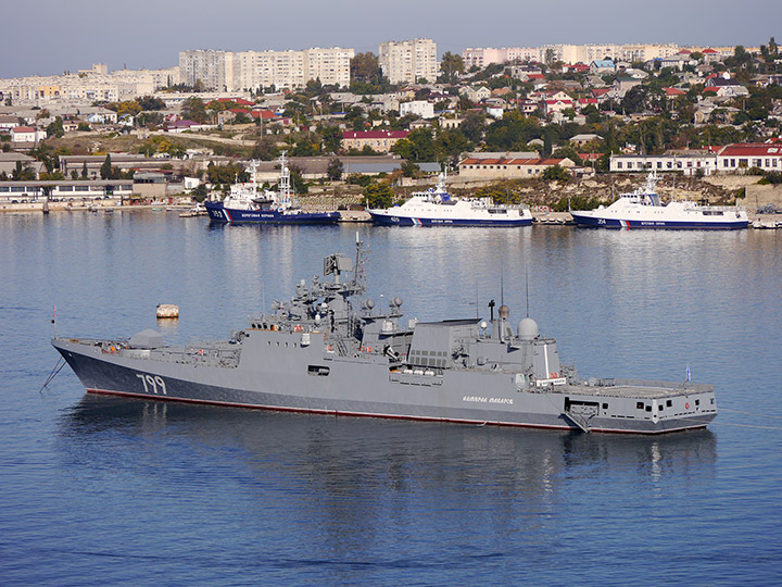 Фрегат "Адмирал Макаров" на фоне пограничных кораблей