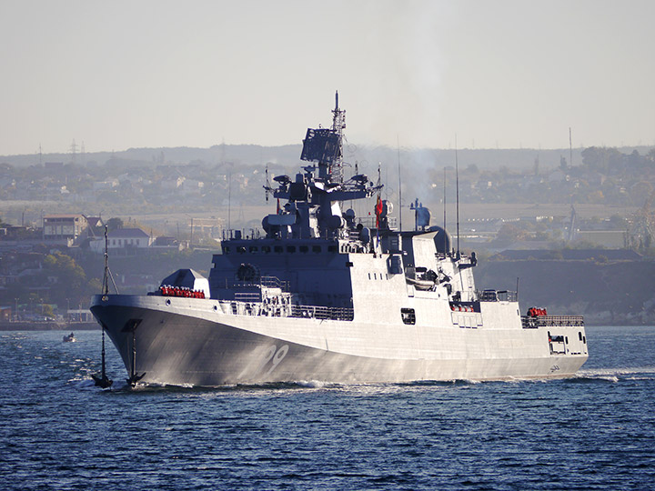 Фрегат "Адмирал Макаров" проходит по Севастопольской бухте