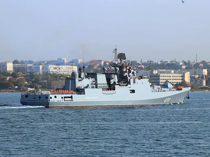 Фрегат "Адмирал Макаров" заходит в Севастопольскую бухту