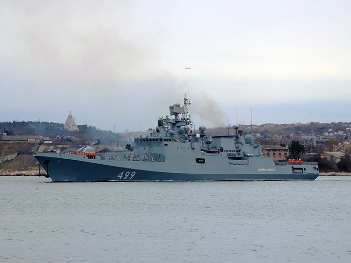 Фрегат "Адмирал Макаров" в Севастопольской бухте