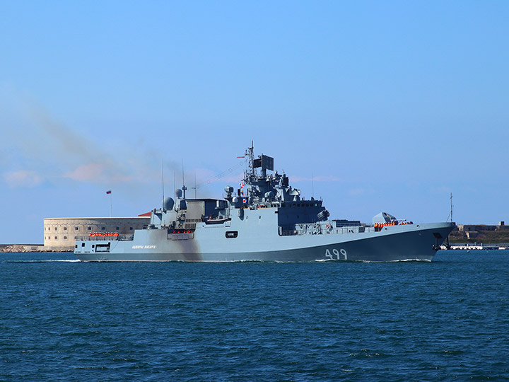 Фрегат "Адмирал Макаров" Черноморского флота заходит в Севастопольскую бухту