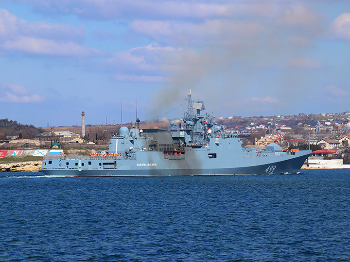 Фрегат "Адмирал Макаров" на фоне Северной стороны, Севастополь