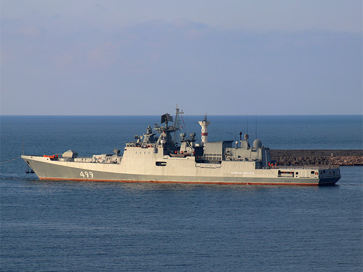 Фрегат "Адмирал Макаров" на выходе из Севастопольской бухты