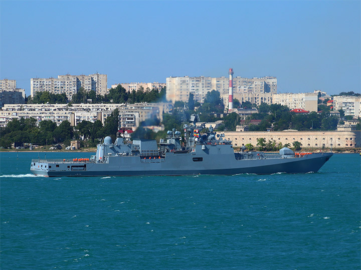 Фрегат "Адмирал Макаров" на фоне Михайловской батареи в Севастополе