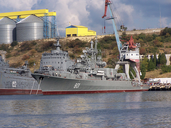 Сторожевой корабль "Ладный" у причала в Севастополе