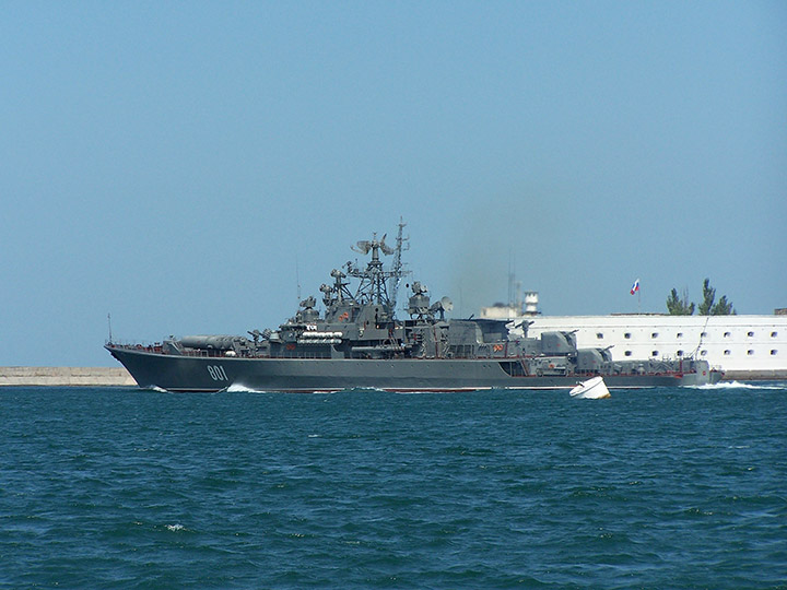Сторожевой корабль "Ладный" на фоне Константиновской батареи, Севастополь