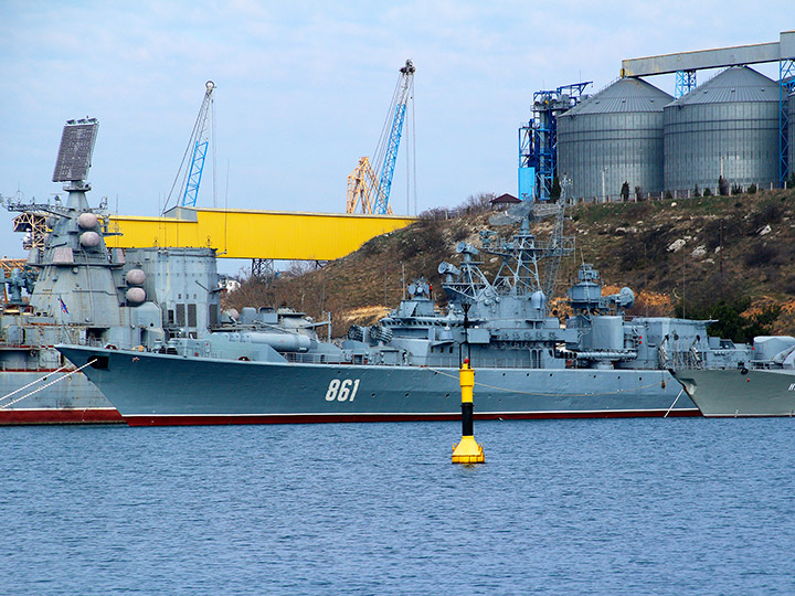 Сторожевой корабль "Ладный" у причала в Севастополе