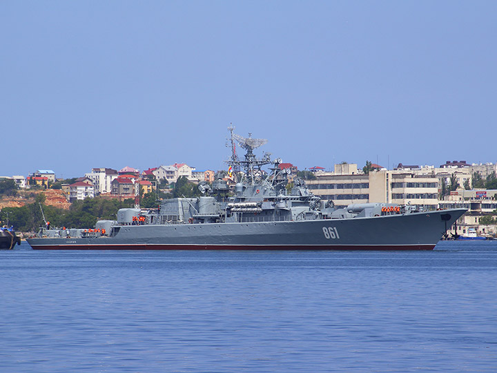 Сторожевой корабль "Ладный" ЧФ РФ в Севастопольской бухте