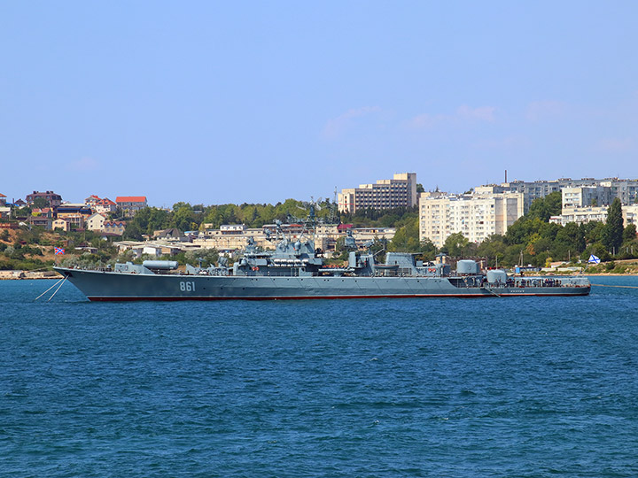 Сторожевой корабль "Ладный" в Севастопольской бухте