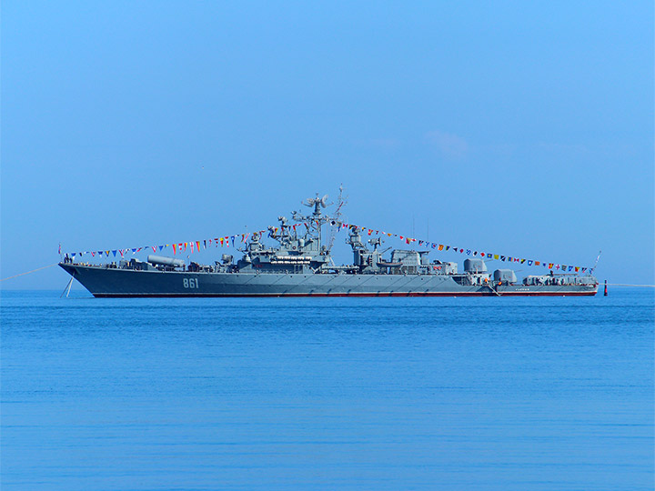 Сторожевой корабль "Ладный" ЧФ РФ с флагами расцвечивания
