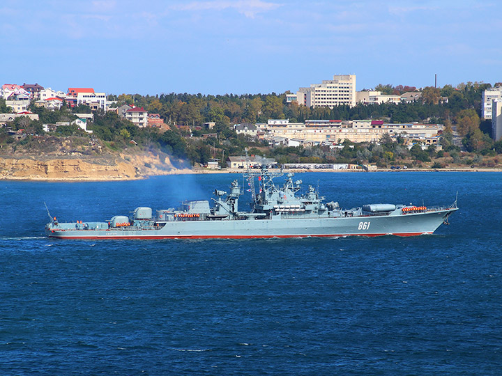 Сторожевой корабль "Ладный" на ходу в Севастопольской бухте