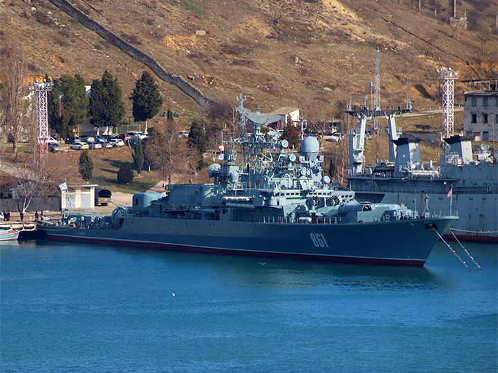 Сторожевой корабль "Ладный" у причала в Севастопольской бухте