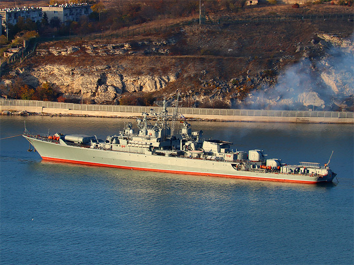 Сторожевой корабль "Ладный" ЧФ РФ в Севастопольской бухте