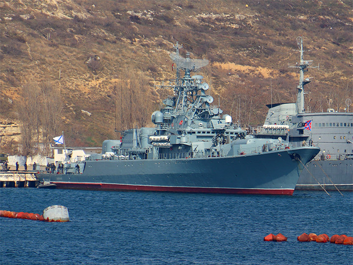 Сторожевой корабль "Ладный" проекта 1135 у причала в Севастополе