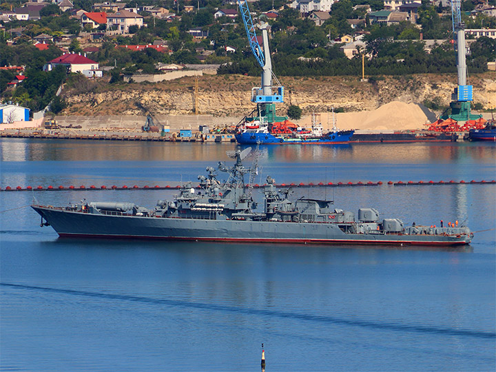 Сторожевой корабль "Ладный" проекта 1135 в бухте Севастополя