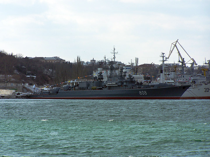Сторожевой корабль "Пытливый" у Угольного причала, Севастополь