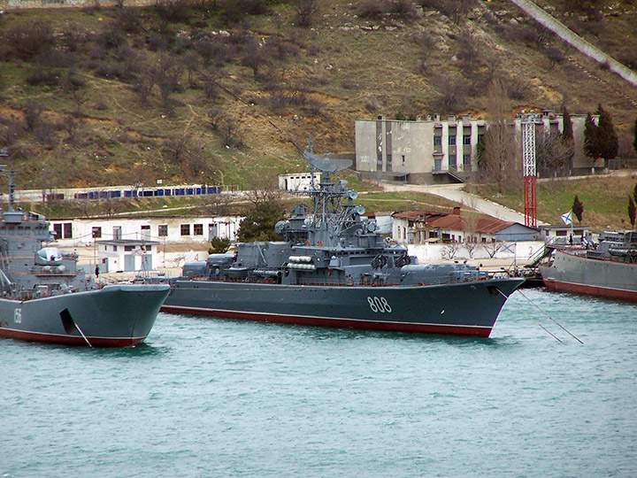 Сторожевой корабль "Пытливый" у причала в Севастополе